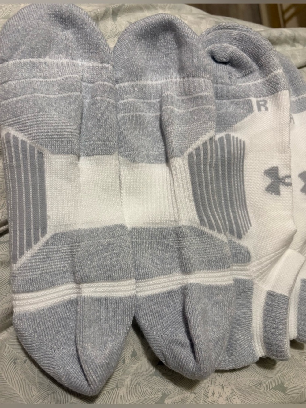 NWOT Under Armour Men’s White & Gray Low-Cut Athletic Socks - 3 Pack - Picture 4 of 6